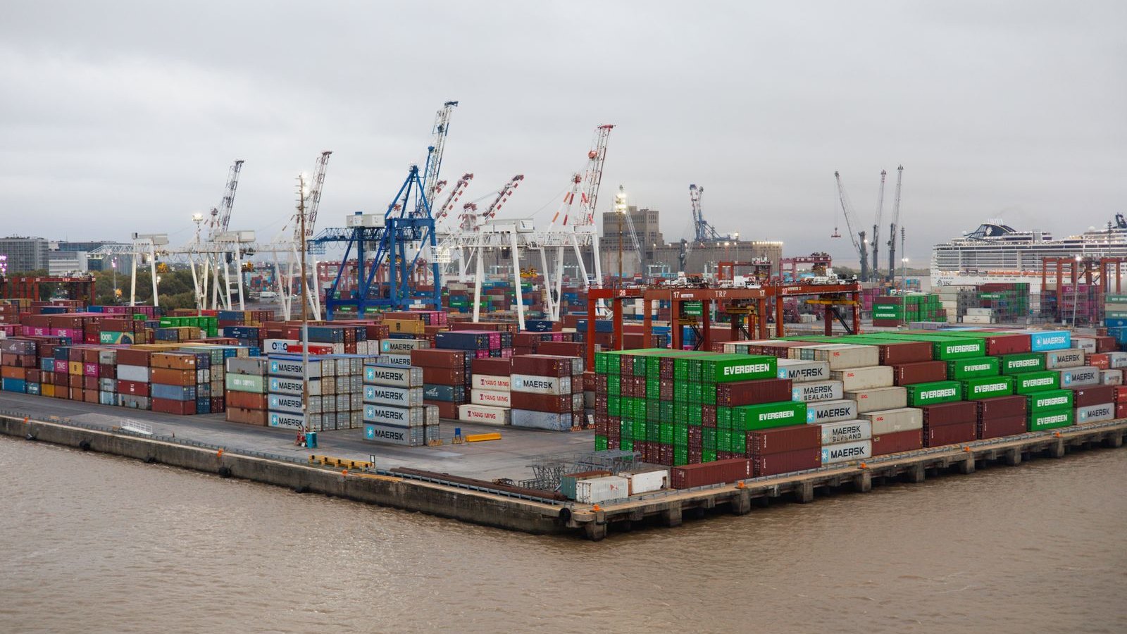 Port kontenerowy z dźwigami i piętrzącymi się kontenerami