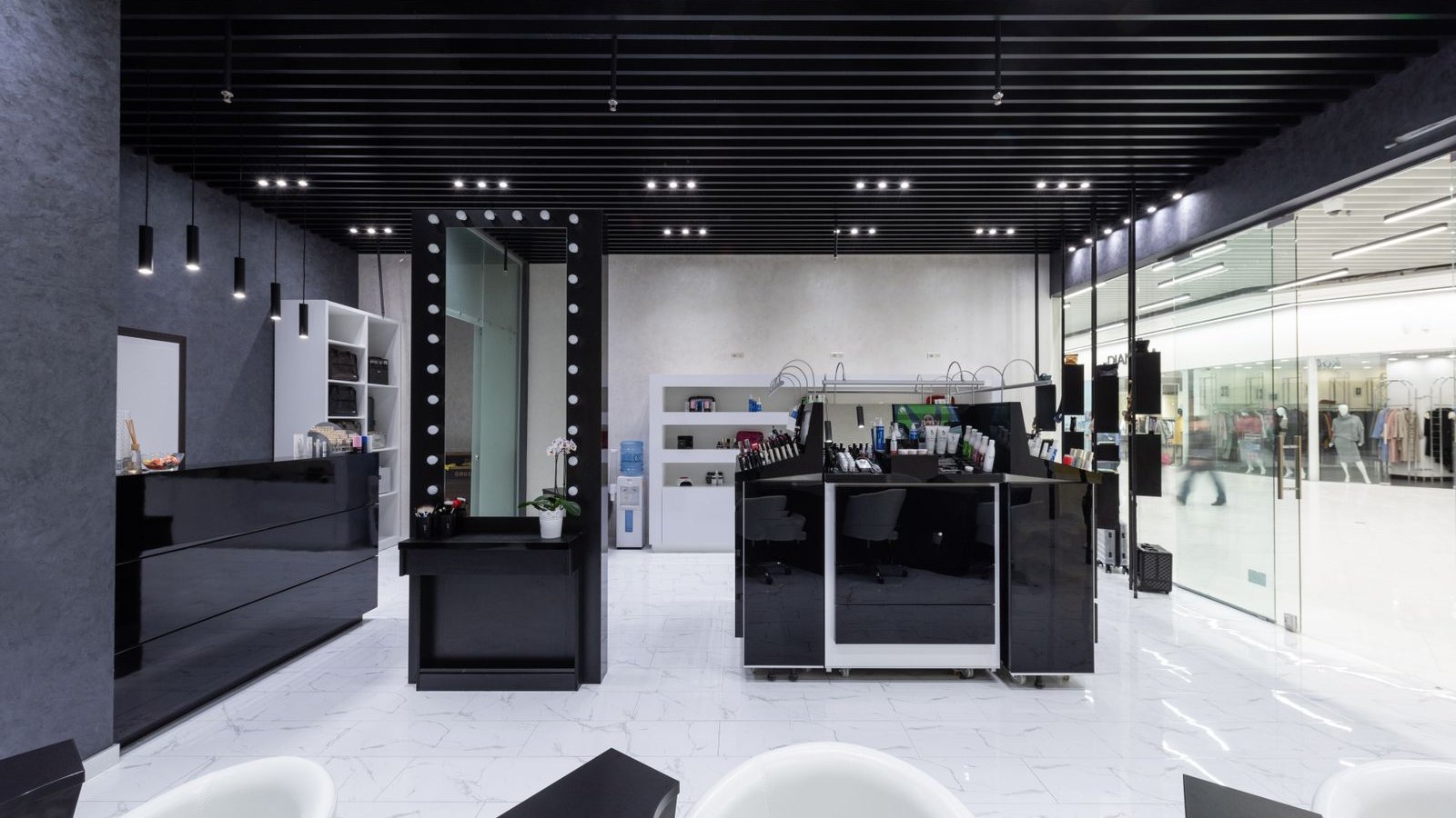 Nowoczesny salon kosmetyczny z recepcją i stanowiskami do zabiegów